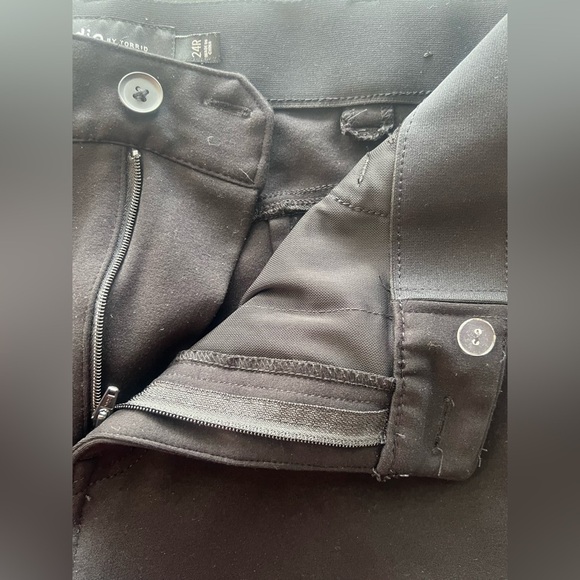 TORRID | ladies bombshell skinny cropped pants. Size: 24R - Picture 9 of 12